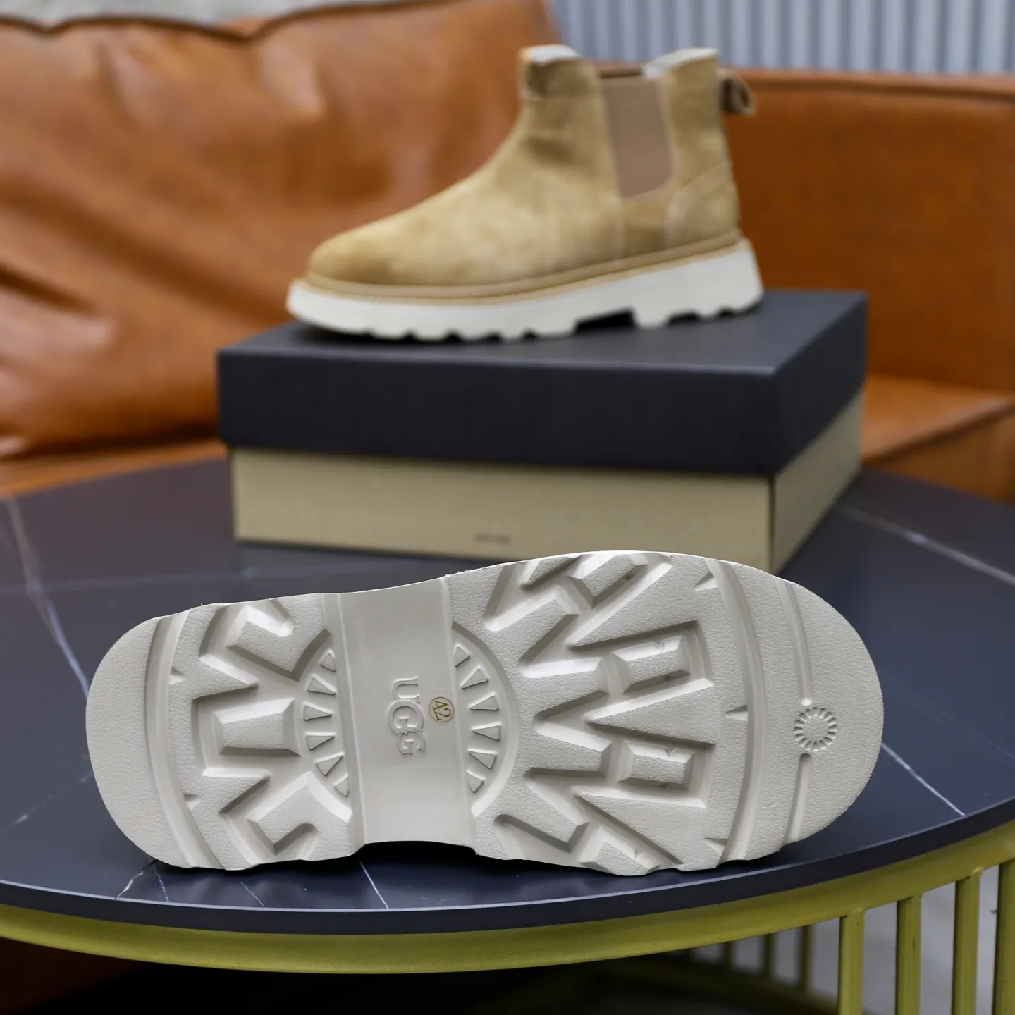 Ex-factory price: 640💰Thick wool imported from Australia Brand: UGG genuine purchasing agent Size: 39-45 Grade: Official website 1:1 Material: First layer of genuine leather waterproof and antifreeze upper Real wool lining Original non-slip soft wear-resistant outsole Style category: Men's casual shoes Trendy style Comfortable on the feet Color: Official website color synchronization